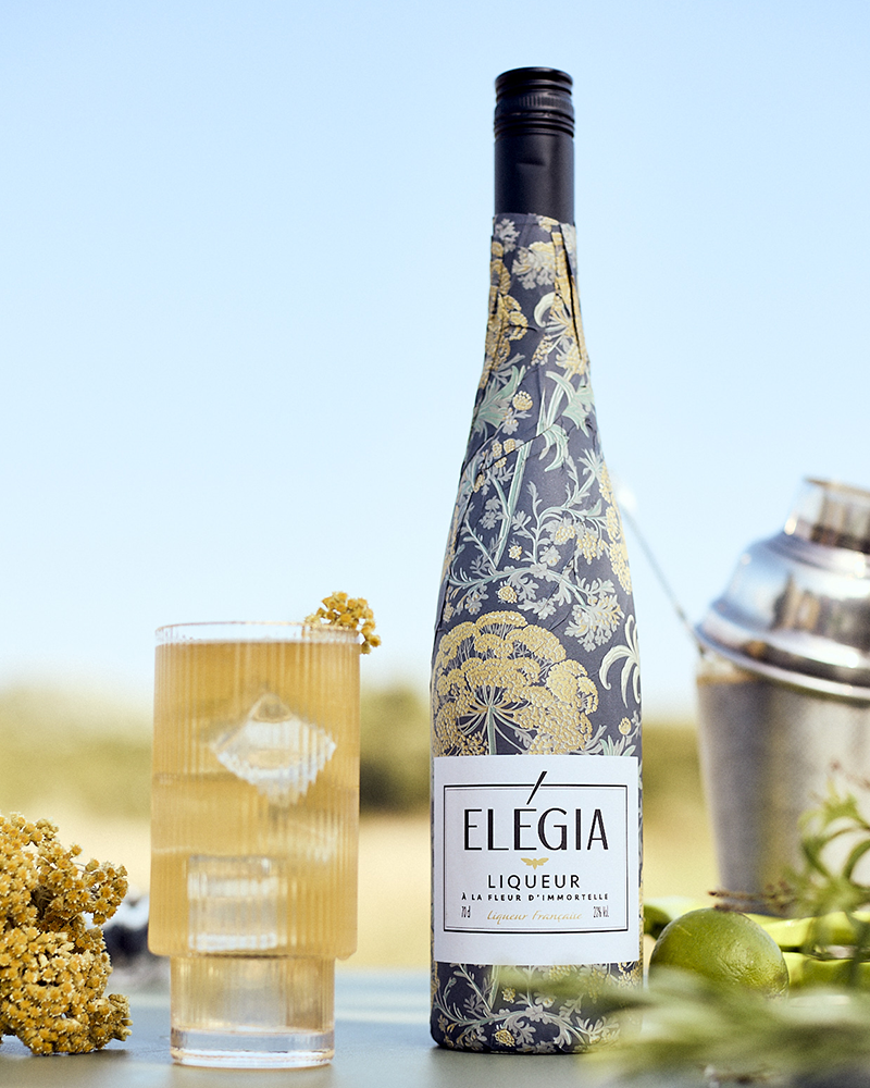 Bouteille Elegia, liqueur française à la fleur d'immortelle